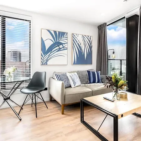 Tree-Lined Studio On High Level With Skytower View